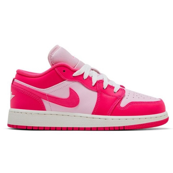 Jordan Shoes - Jordan 1 low
'Valentine’s Day'
Brand new